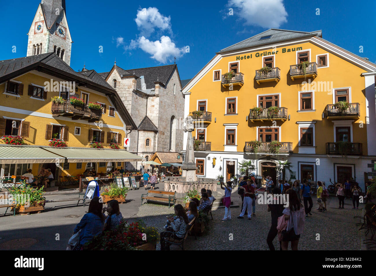 HALLSTATT, Austria - 14 settembre 2016 : vista panoramica di Hallstatt piazza del mercato con storiche case di montagna e caffetterie nei dintorni, fra alte Alp mounta Foto Stock
