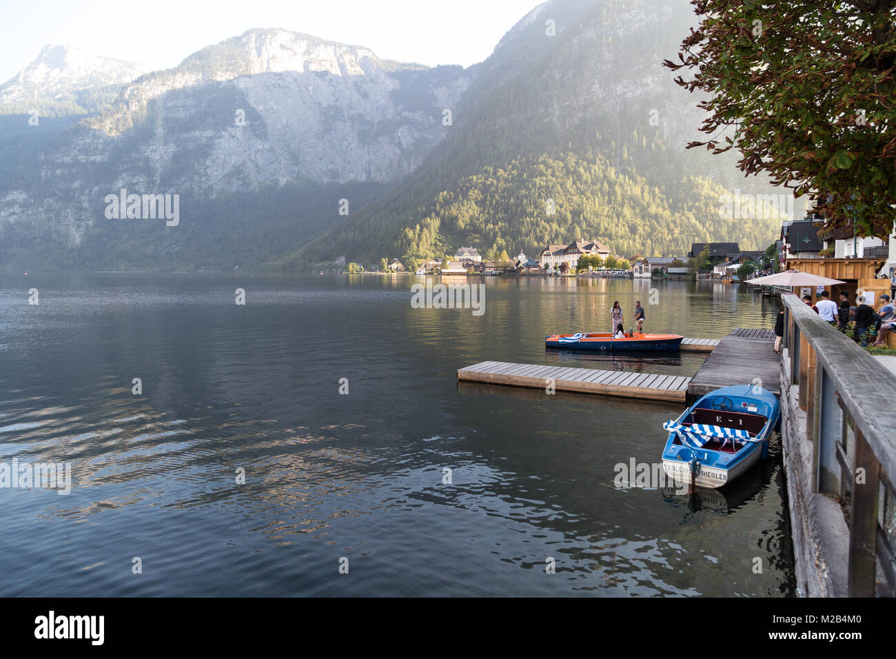 HALLSTATT, Austria - 14 settembre 2016 : panorama del lago Hallstatt, noto anche come Hallstatt vedere, con un molo e le barche in acqua chiara tra hig Foto Stock