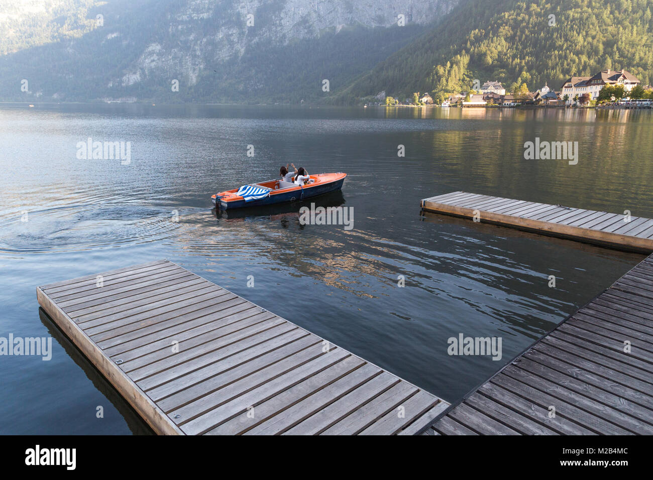 HALLSTATT, Austria - 14 settembre 2016 : panorama del lago Hallstatt, noto anche come Hallstatt vedere, con un molo e le barche in acqua chiara tra hig Foto Stock