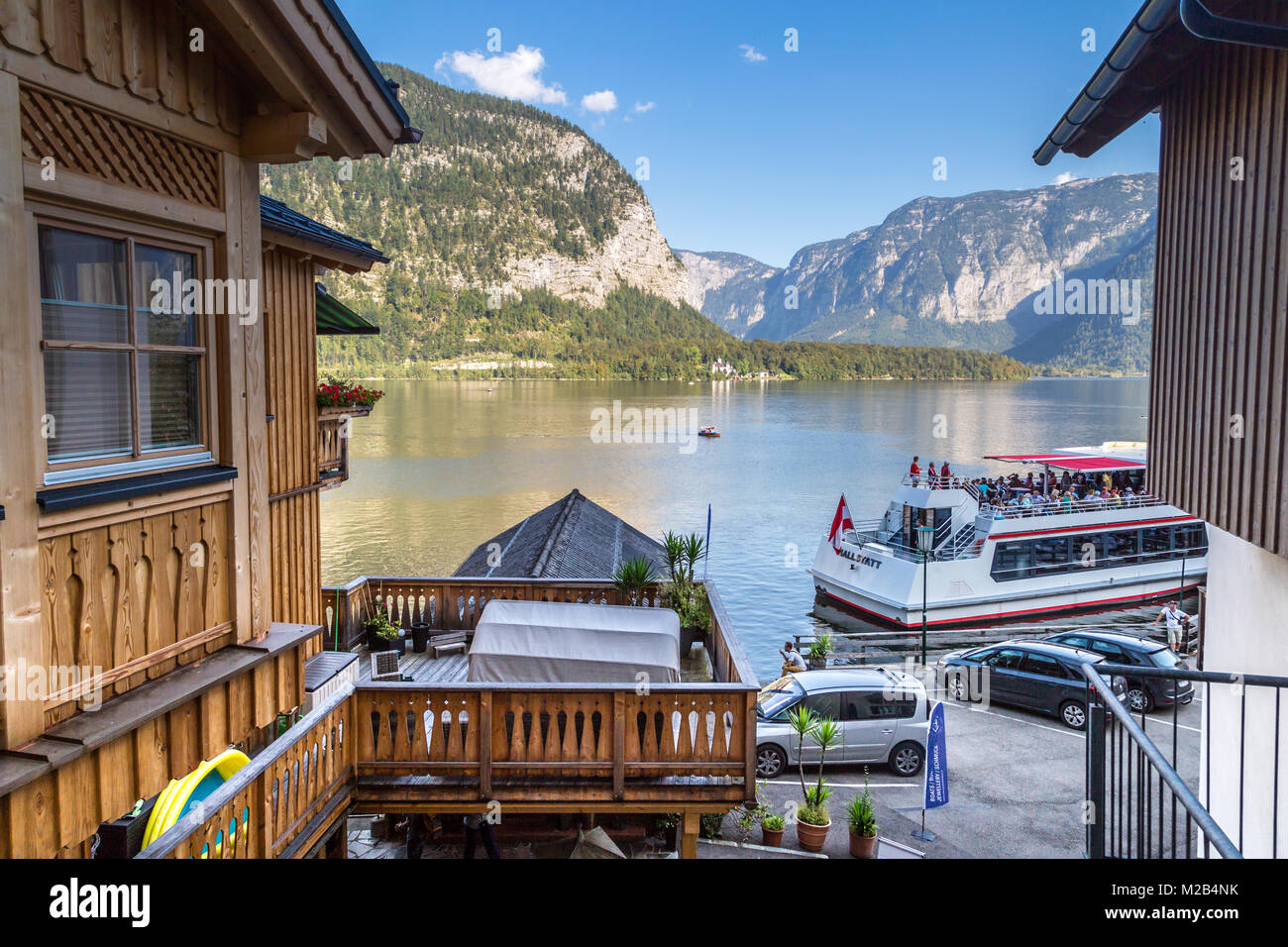 HALLSTATT, Austria - 14 settembre 2016 : panorama del lago Hallstatt, noto anche come Hallstatt vedere, con un molo e le barche in acqua chiara tra hig Foto Stock