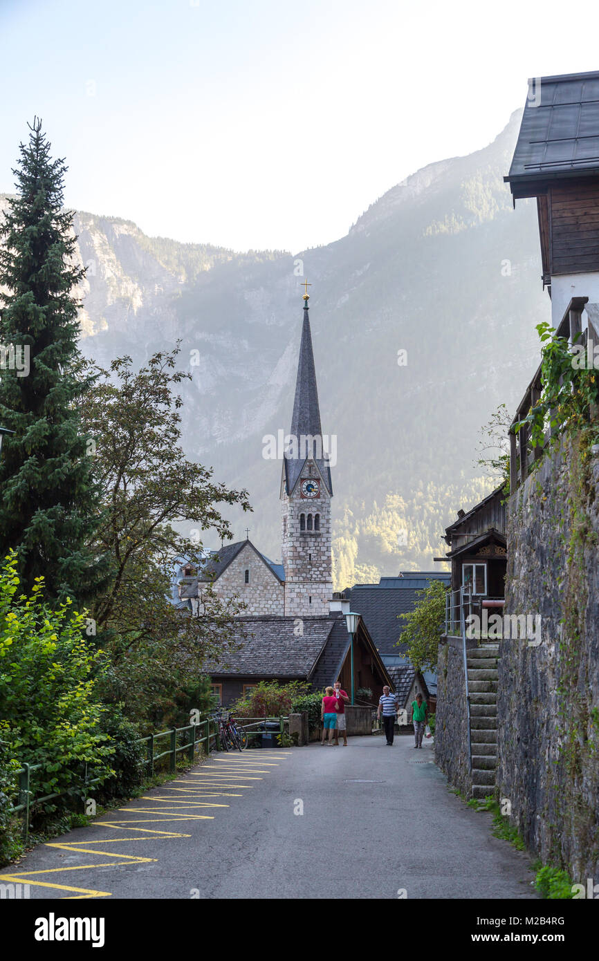 HALLSTATT, Austria - 14 settembre 2016 : Hallstatt villaggio storico con case di montagna intorno, tra Alp Montagne in area Salzkammergut. Foto Stock