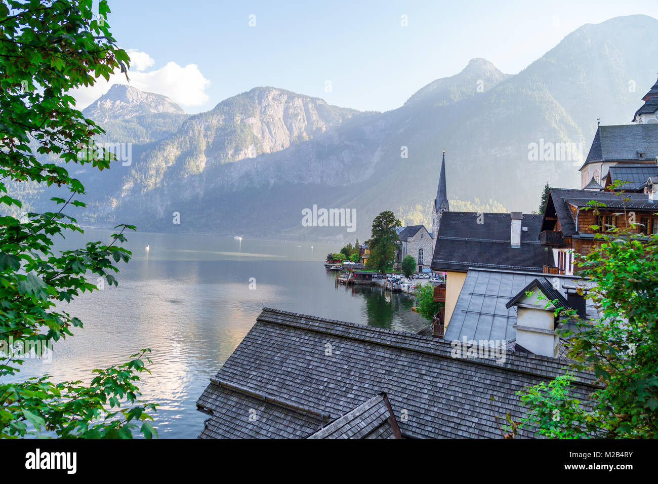 HALLSTATT, Austria - 14 settembre 2016 : iconico panorama di Hallstatt villaggio con fantasia case di montagna e la chiesa da Hallstatt lago tra hig Foto Stock