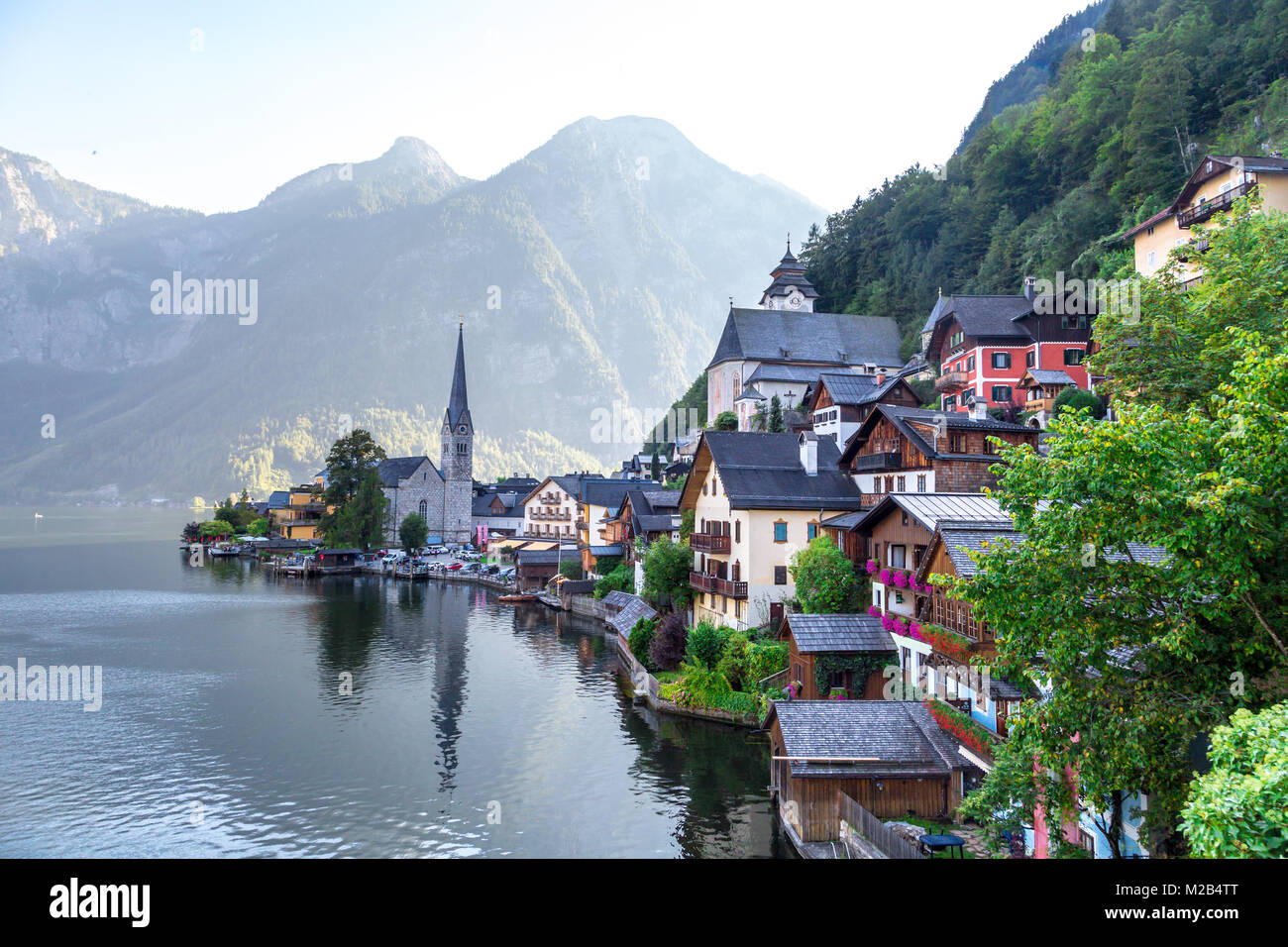 HALLSTATT, Austria - 14 settembre 2016 : iconico panorama di Hallstatt villaggio con fantasia case di montagna e la chiesa da Hallstatt lago tra hig Foto Stock