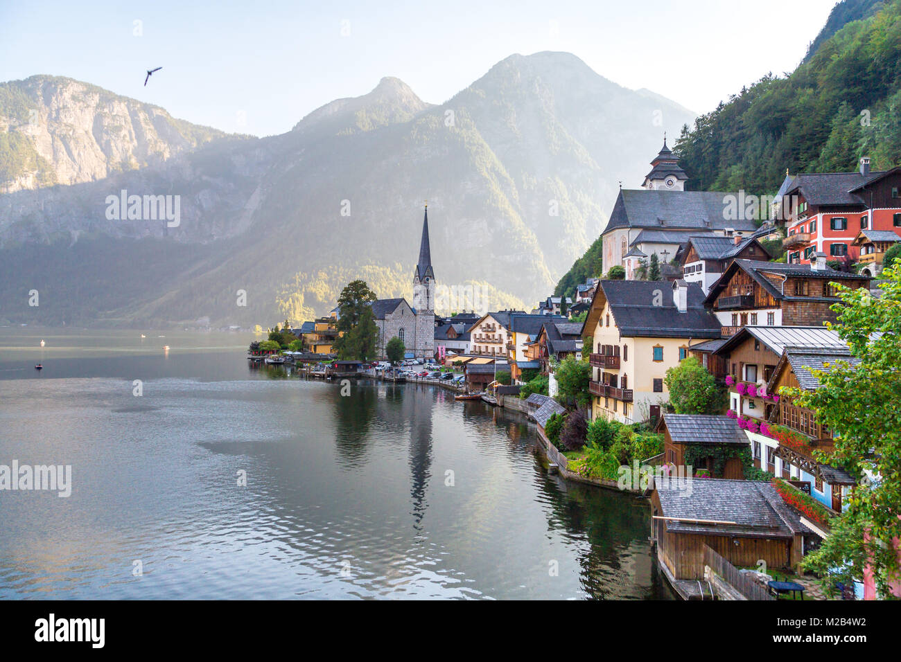 HALLSTATT, Austria - 14 settembre 2016 : iconico panorama di Hallstatt villaggio con fantasia case di montagna e la chiesa da Hallstatt lago tra hig Foto Stock