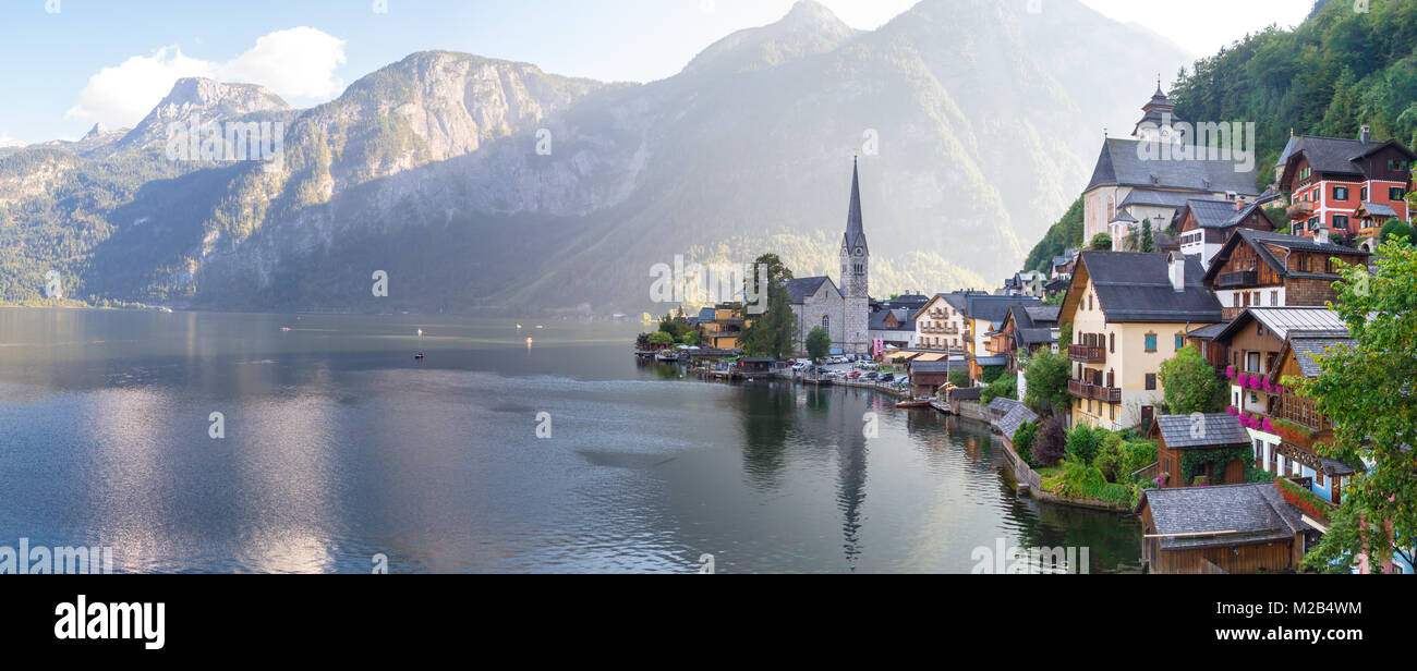 HALLSTATT, Austria - 14 settembre 2016 : iconico panorama di Hallstatt villaggio con fantasia case di montagna e la chiesa da Hallstatt lago tra hig Foto Stock