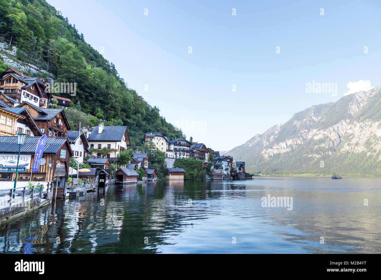 HALLSTATT, Austria - 14 settembre 2016 : Panorama di Hallstatt villaggio con fantasia case di montagna da Hallstatt lago tra alte montagne di alp. Foto Stock
