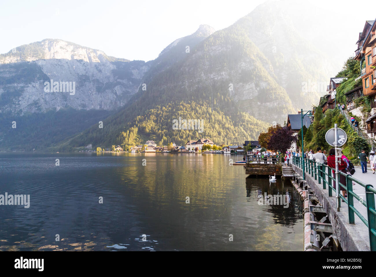 HALLSTATT, Austria - 14 settembre 2016 : Panorama di Hallstatt villaggio con fantasia case di montagna da Hallstatt lago tra alte montagne di alp. Foto Stock