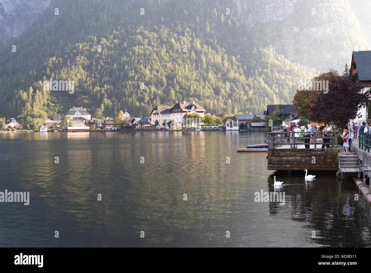 HALLSTATT, Austria - 14 settembre 2016 : Panorama di Hallstatt villaggio con fantasia case di montagna da Hallstatt lago tra alte montagne di alp. Foto Stock