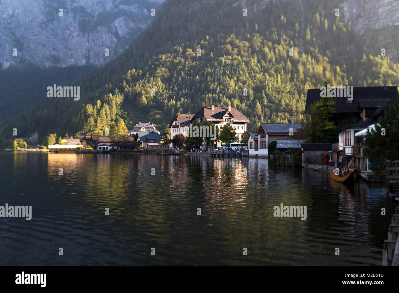 HALLSTATT, Austria - 14 settembre 2016 : Panorama di Hallstatt villaggio con fantasia case di montagna da Hallstatt lago tra alte montagne di alp. Foto Stock