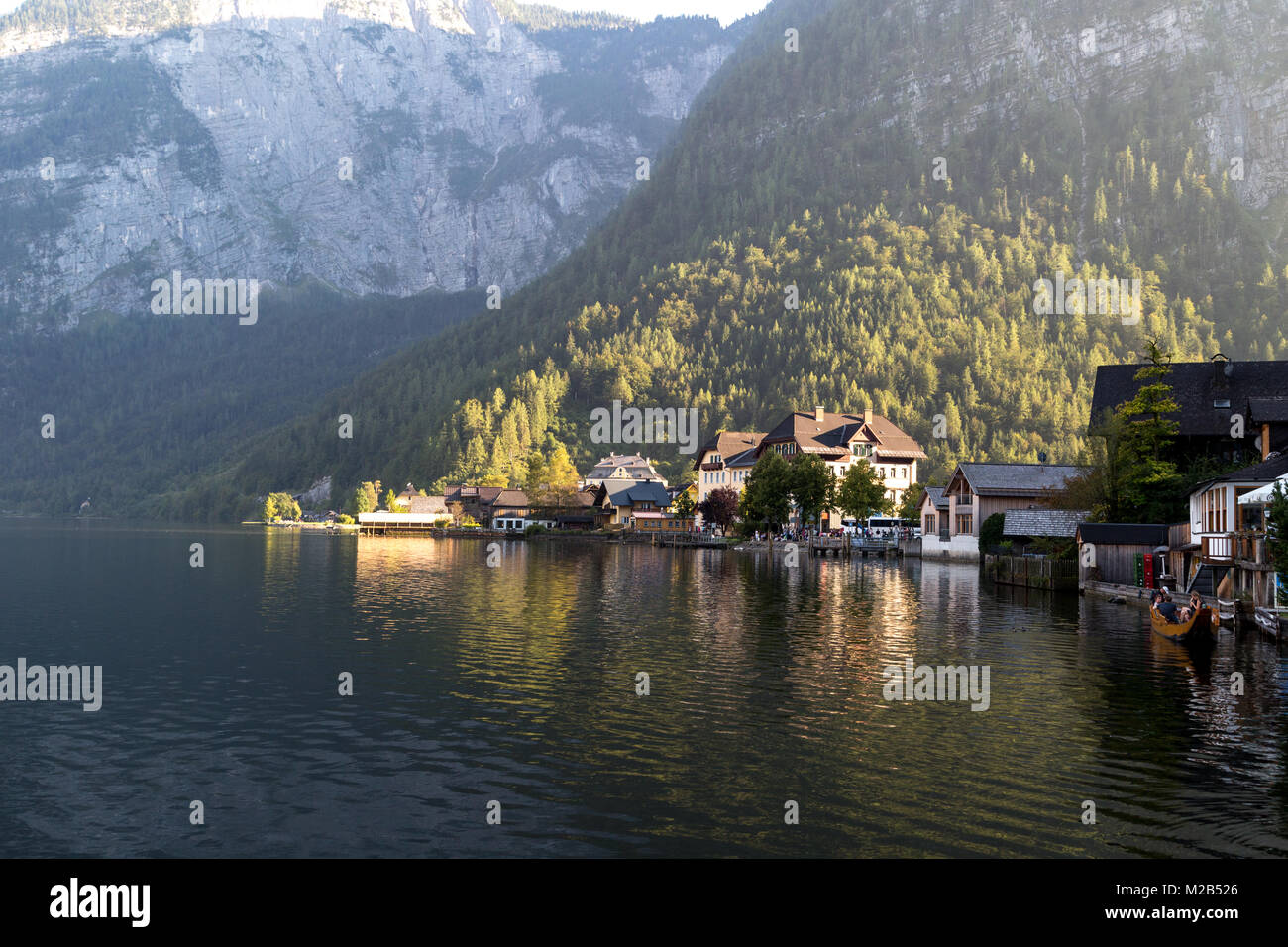 HALLSTATT, Austria - 14 settembre 2016 : Panorama di Hallstatt villaggio con fantasia case di montagna da Hallstatt lago tra alte montagne di alp. Foto Stock