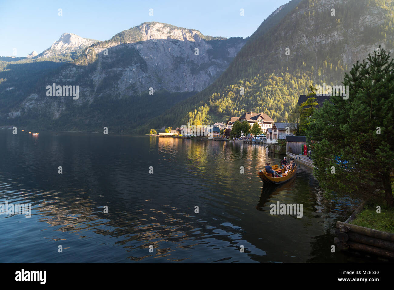 HALLSTATT, Austria - 14 settembre 2016 : Panorama di Hallstatt villaggio con fantasia case di montagna da Hallstatt lago tra alte montagne di alp. Foto Stock