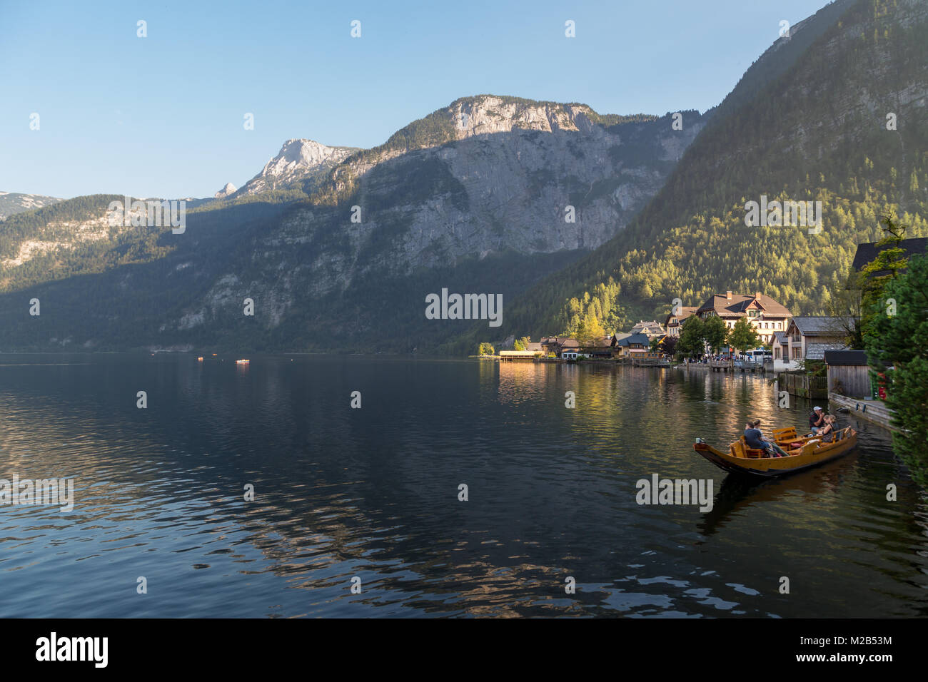 HALLSTATT, Austria - 14 settembre 2016 : Panorama di Hallstatt villaggio con fantasia case di montagna da Hallstatt lago tra alte montagne di alp. Foto Stock