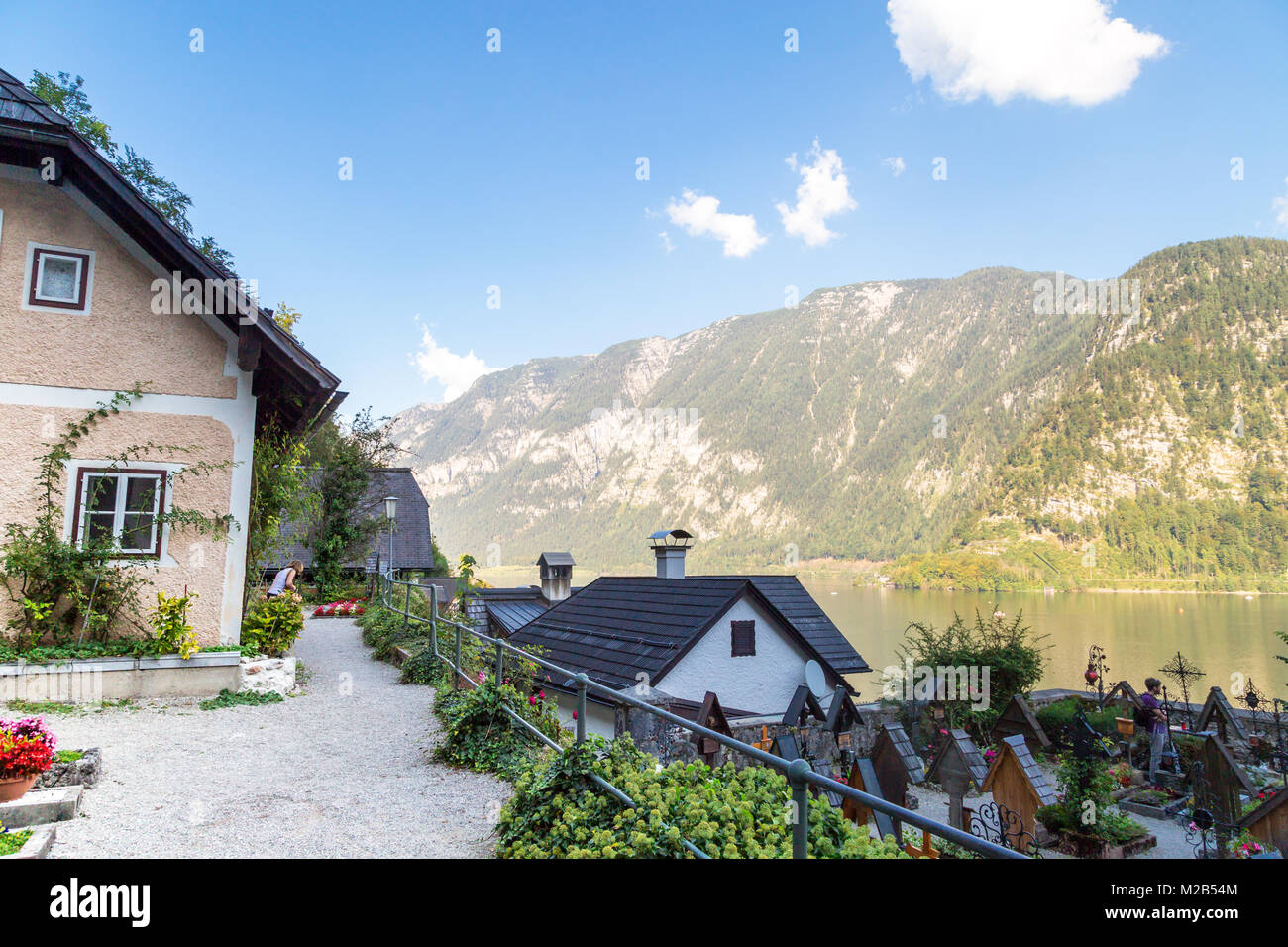 HALLSTATT, Austria - 14 settembre 2016 : Paesaggio Hallstatt village vista da Beinhaus Ossario giardino, noto anche come casa di osso, con ico storico Foto Stock