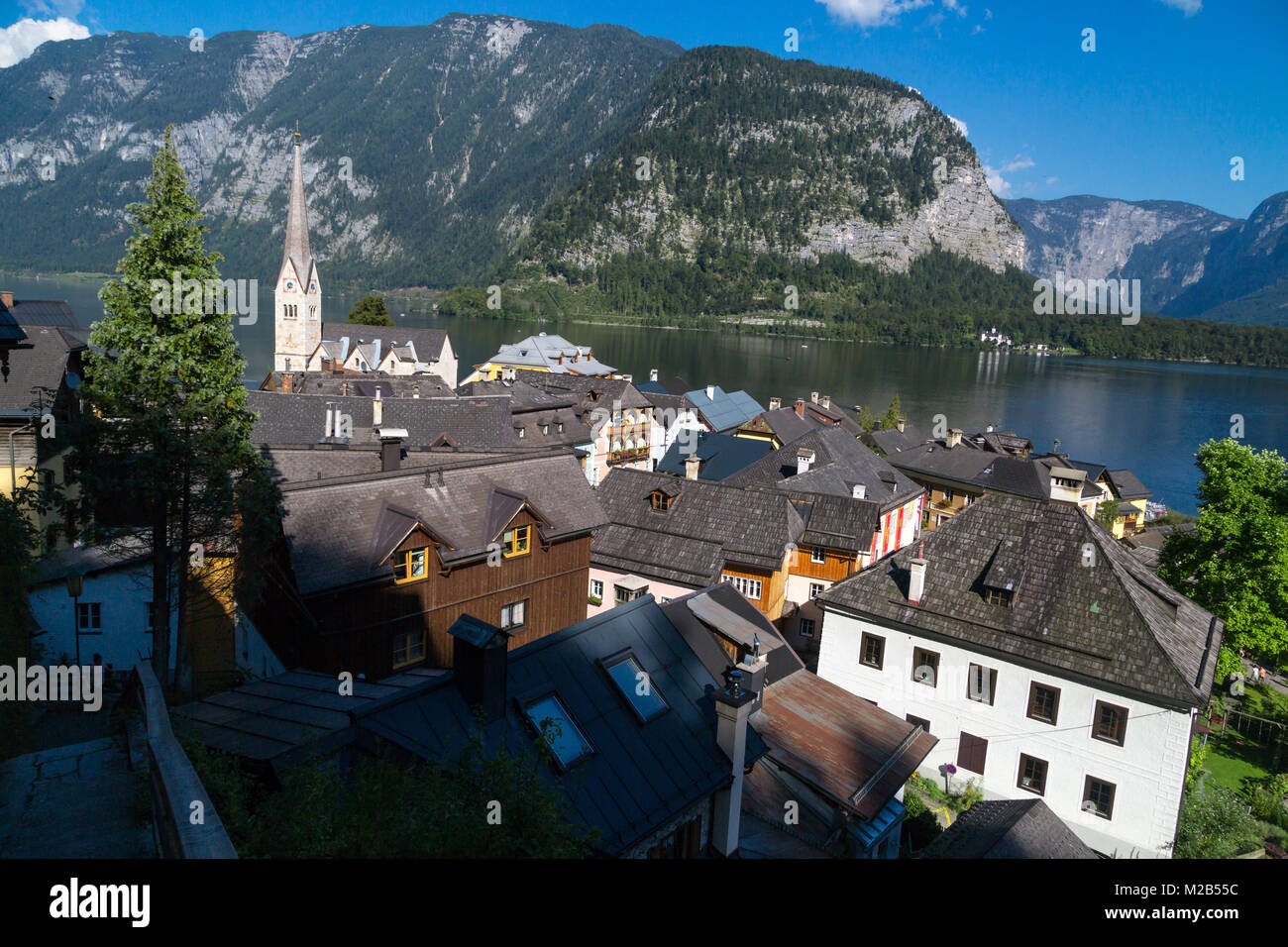 HALLSTATT, Austria - 14 settembre 2016 : paesaggio panoramico vista di Hallstatt villaggio con fantasia case di montagna e la chiesa da Hallstatt lago tra Foto Stock