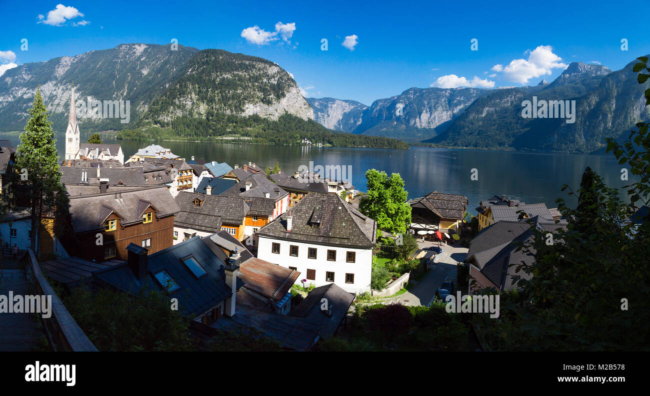 HALLSTATT, Austria - 14 settembre 2016 : paesaggio panoramico vista di Hallstatt villaggio con fantasia case di montagna e la chiesa da Hallstatt lago tra Foto Stock