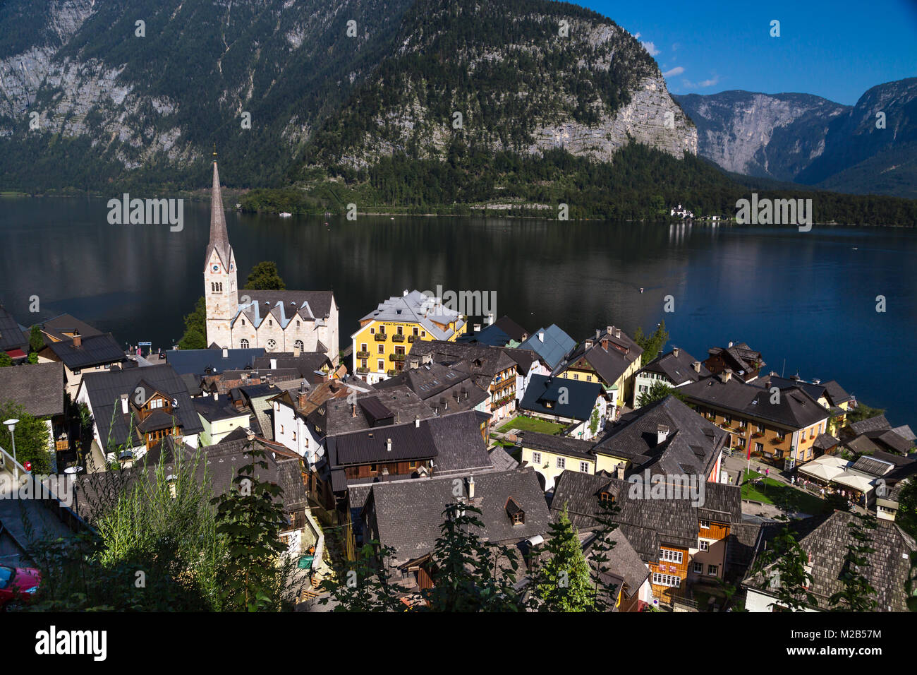 HALLSTATT, Austria - 14 settembre 2016 : paesaggio panoramico vista di Hallstatt villaggio con fantasia case di montagna e la chiesa da Hallstatt lago tra Foto Stock