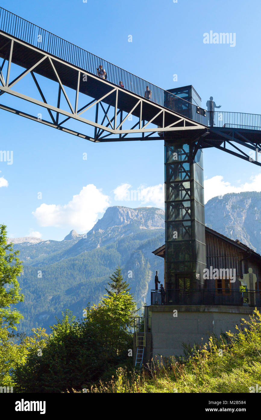 HALLSTATT, Austria - 14 settembre 2016 : Piattaforma di Osservazione sul Salzberg in 300 metri sopra da Hallstatt viillage sulla giornata di sole.Piattaforma è sul picco di Foto Stock