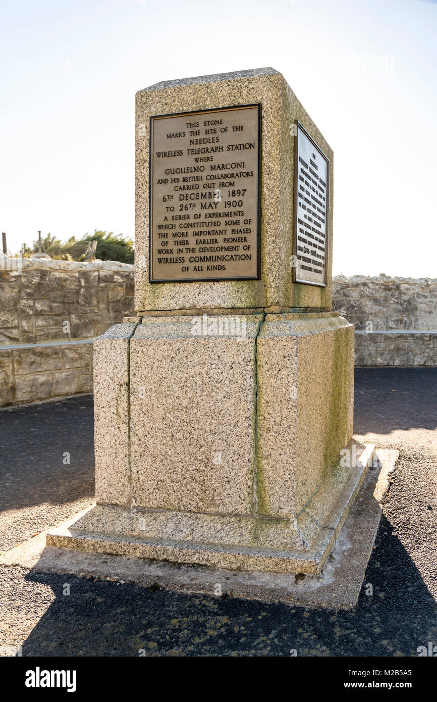 Stele commemorativa la trasmissione senza fili di Marconi, allume Bay, Isle of Wight, Regno Unito Foto Stock