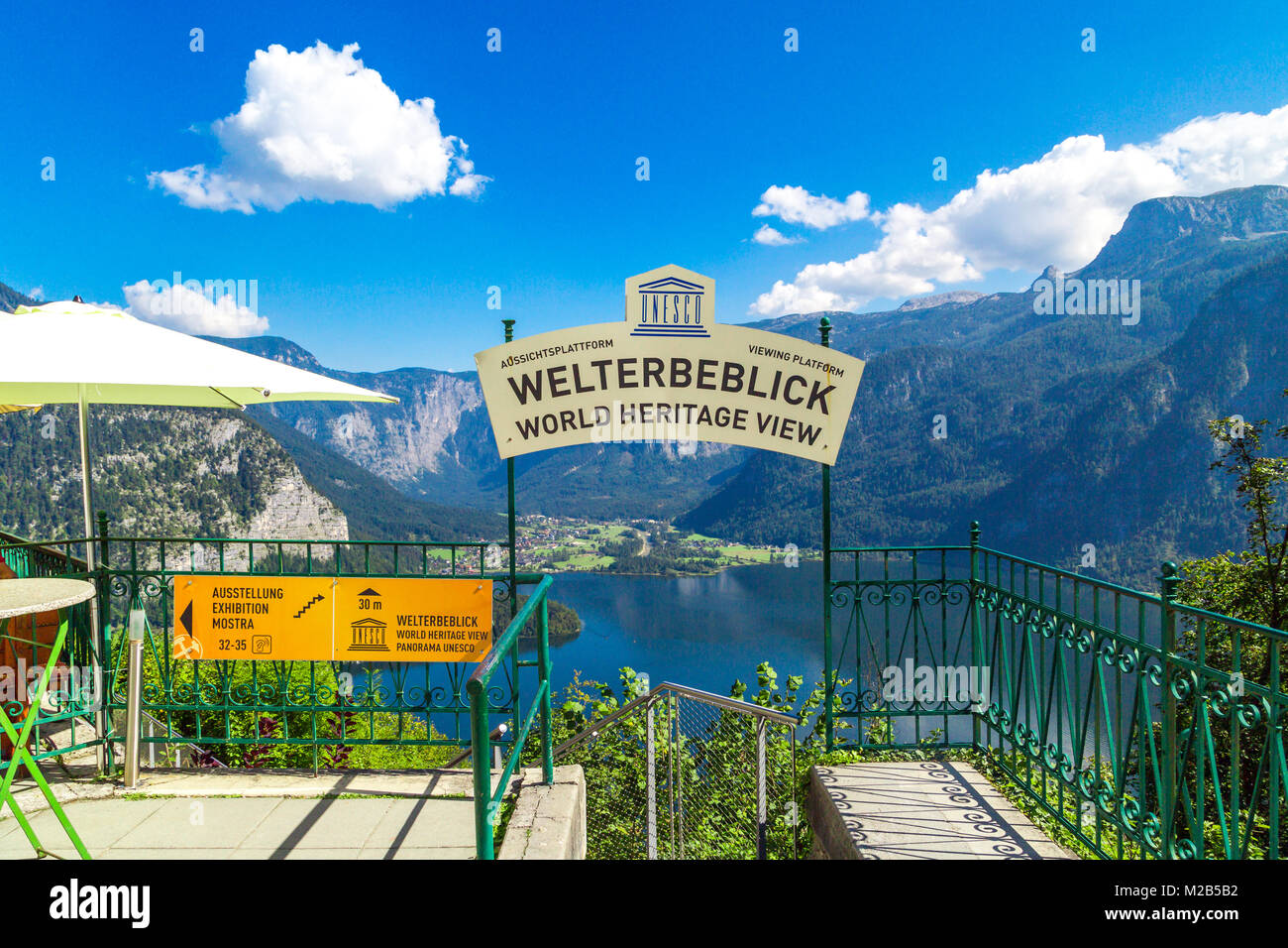 HALLSTATT, Austria - 14 settembre 2016 : Il Patrimonio Mondiale piattaforma di visualizzazione Skywalk è altamente spettacolare vista del lago Hallstatt (Hallstatter vedere) am Foto Stock