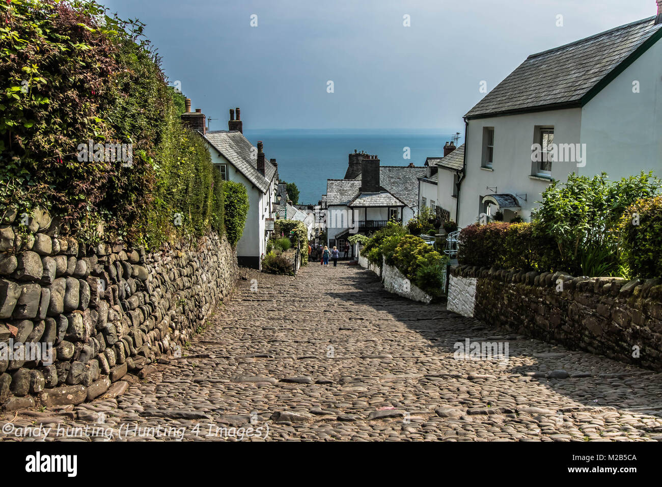 Strada principale di Clovelly voce giù per la collina ripida fino al porto Foto Stock