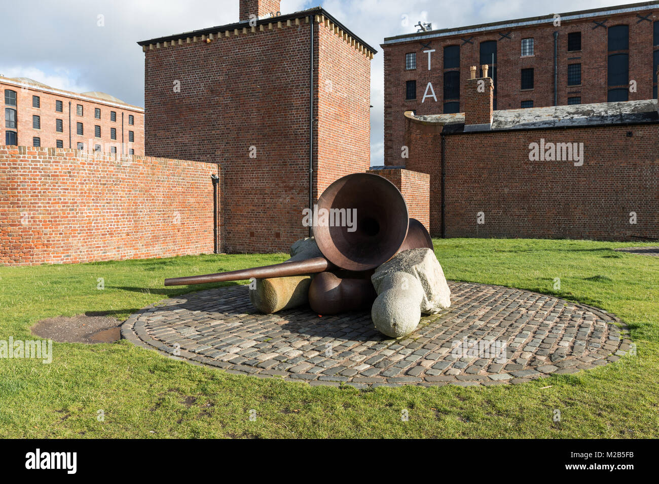Tony Cragg la scultura intitolata Raleigh, parte di Tate Liverpool colletion, Liverpool, Merseyside, Regno Unito Foto Stock
