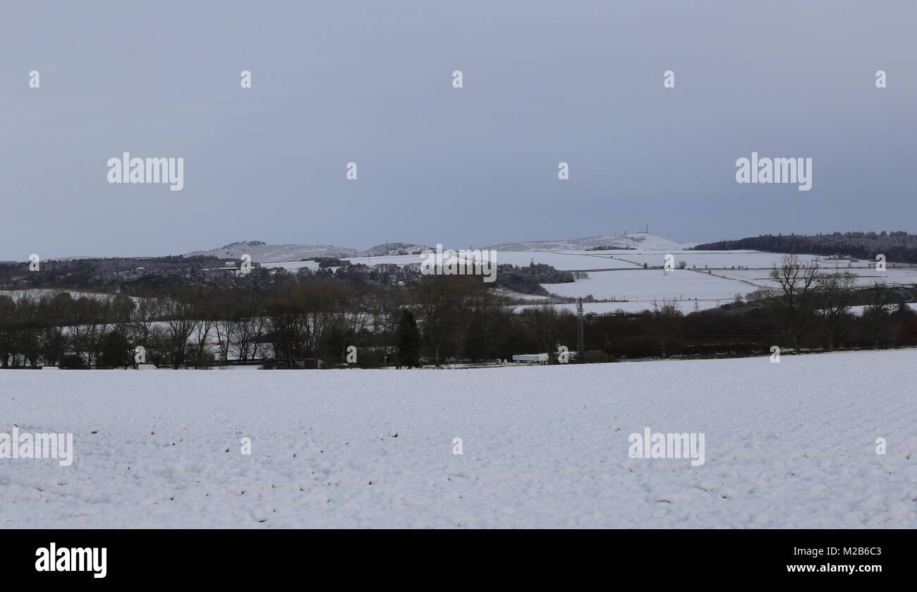 Coperta di neve campi con lontane colline Sidlaws Scozia Gennaio 2018 Foto Stock