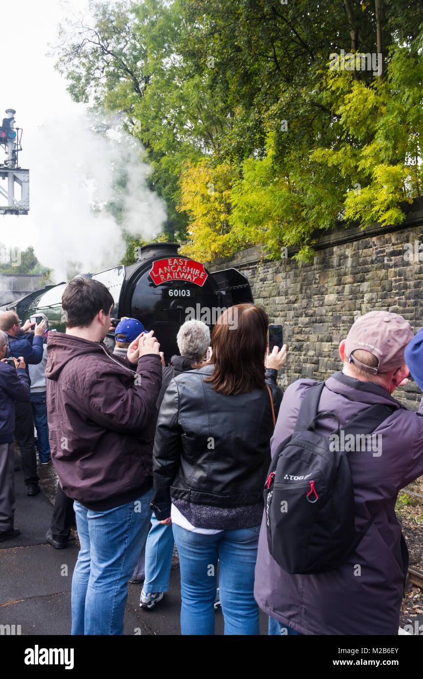 Appassionati di treni e guardare il film iconico motore a vapore 'Flying Scotsman' durante una visita alla East Lancashire Railway in ottobre 2016. Foto Stock