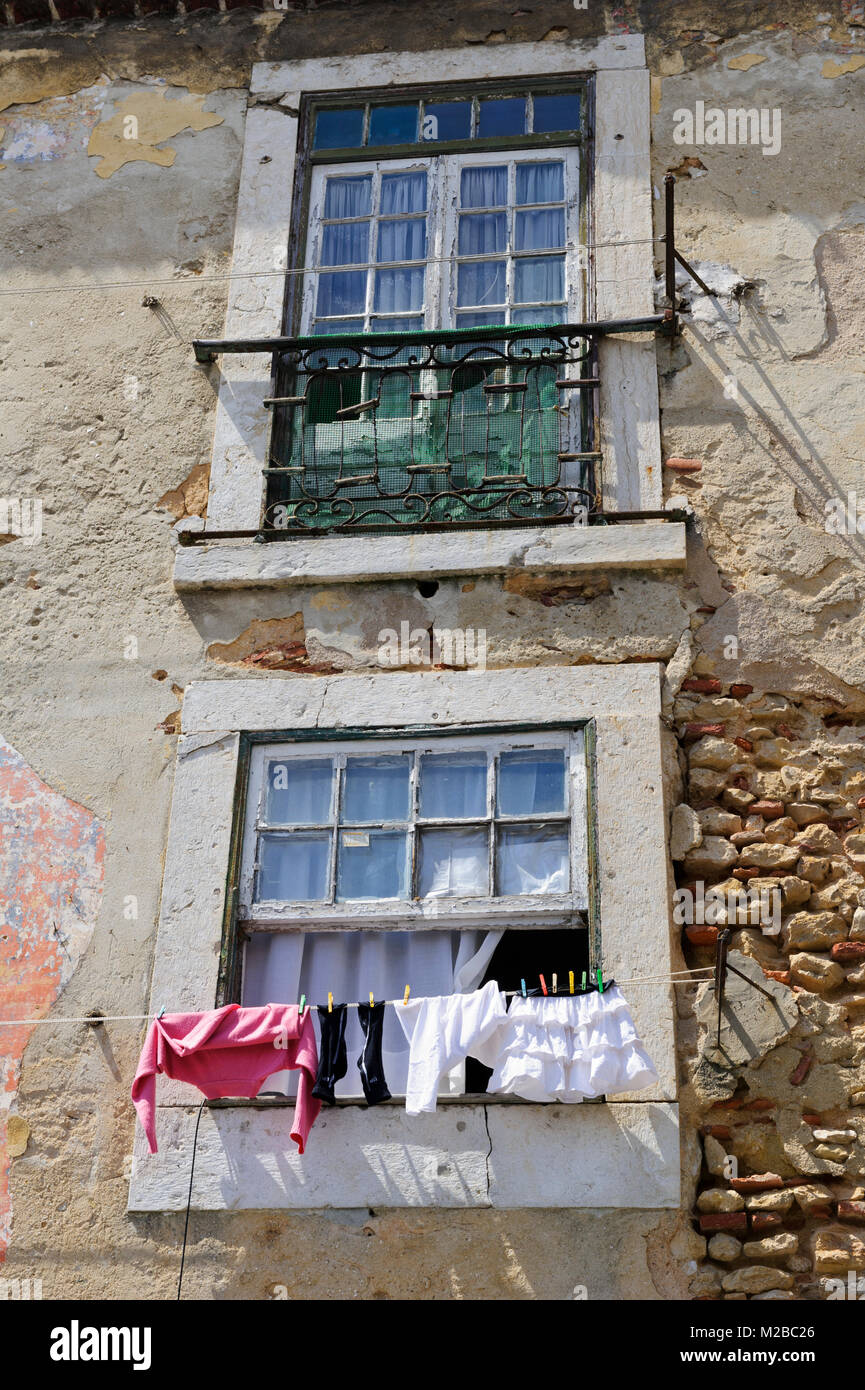 Stendibiancheria sulla linea di lavaggio, Lisbona, Portogallo Foto Stock