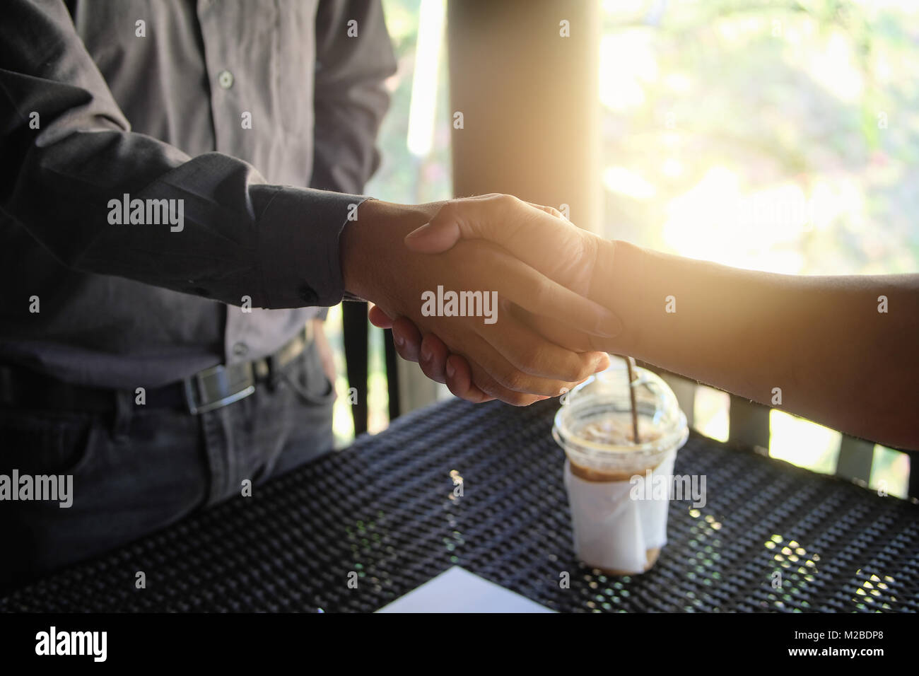 Imprenditore immagine handshake. Handshake di successo dopo il buon affare. business meeting Foto Stock