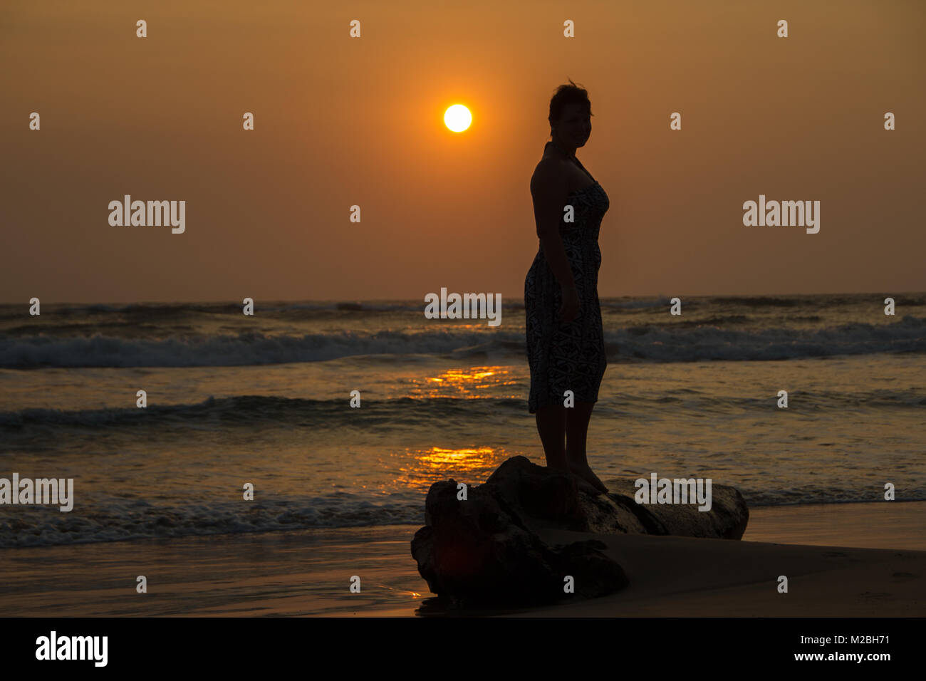 Ragazza di fronte al tramonto Foto Stock