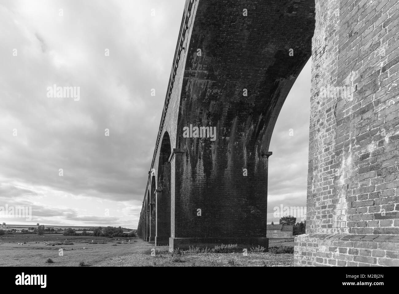 Al di sotto di uno dei 82 arcate del viadotto Harringworth,che mostra le dimensioni e la portata di questa meravigliosa struttura. In bianco e nero. Foto Stock