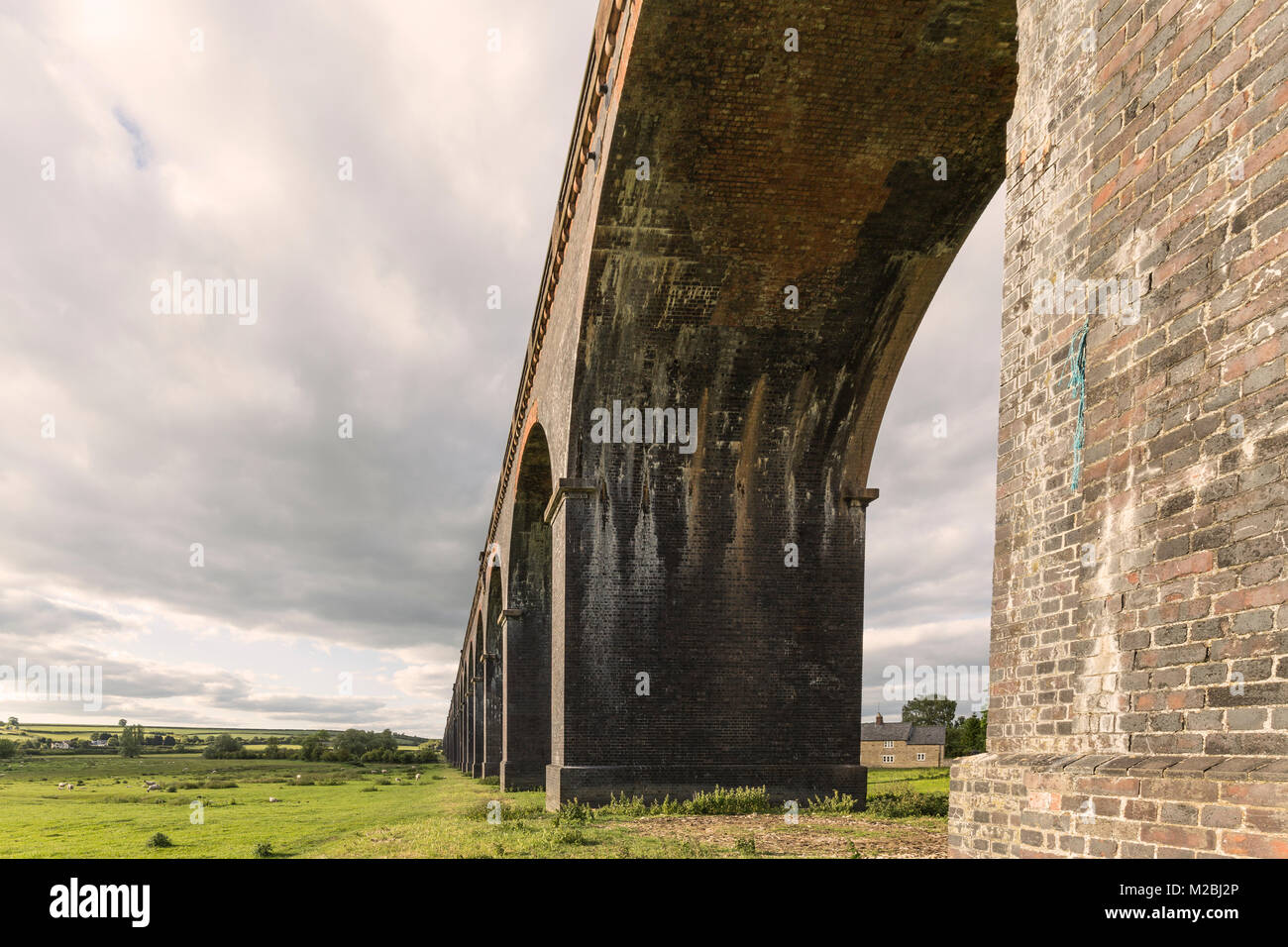 Al di sotto di uno dei 82 arcate di Harringworth viadotto ferroviario, che mostra le dimensioni e la portata di questa meravigliosa struttura, Harringworth, Northamptonshire, Regno Unito Foto Stock