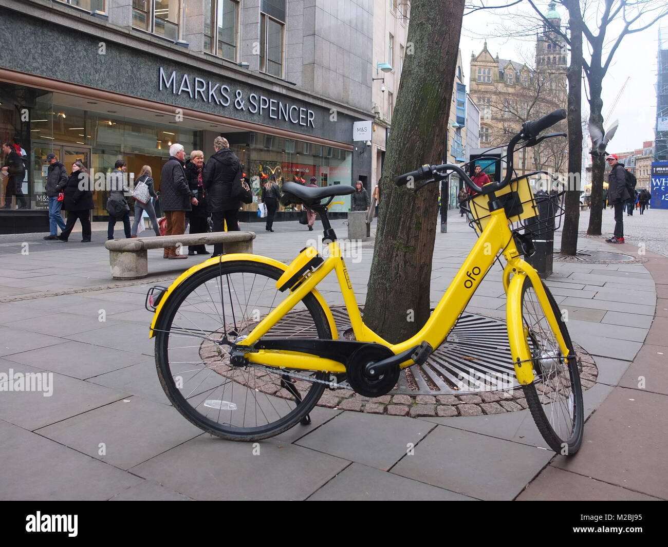 Giallo Ofo nolo bici su Fargate, Sheffield city centre. Il bike sharing è stato introdotto per la città nel gennaio 2018, ma ritirati mesi più tardi Foto Stock