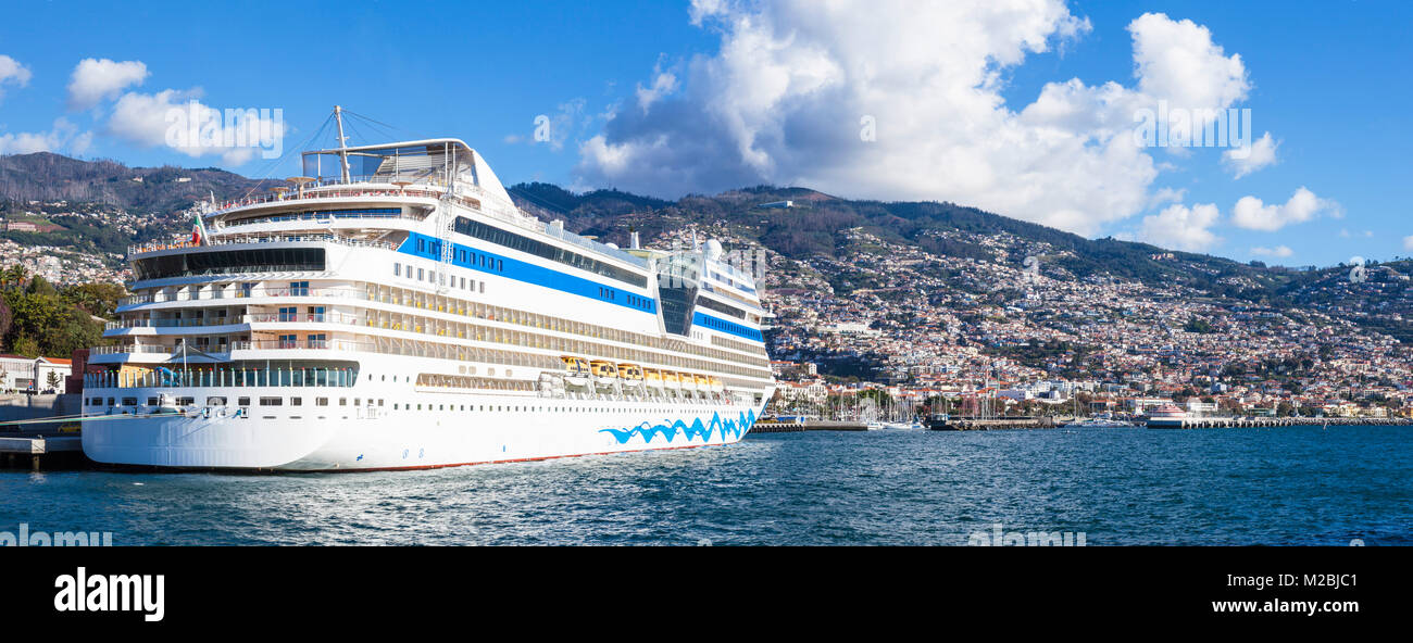 MADEIRA PORTOGALLO MADEIRA enorme nave da crociera ormeggiata nel porto di Funchal Funchal Madeira Portogallo UE Europa Foto Stock