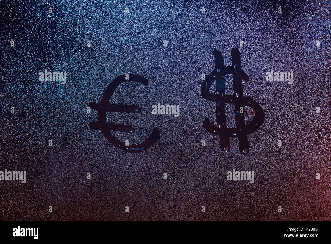 Euro e simbolo del dollaro sulla congelati nella finestra di nebbia. Segni di valuta sul vetro appannato Foto Stock
