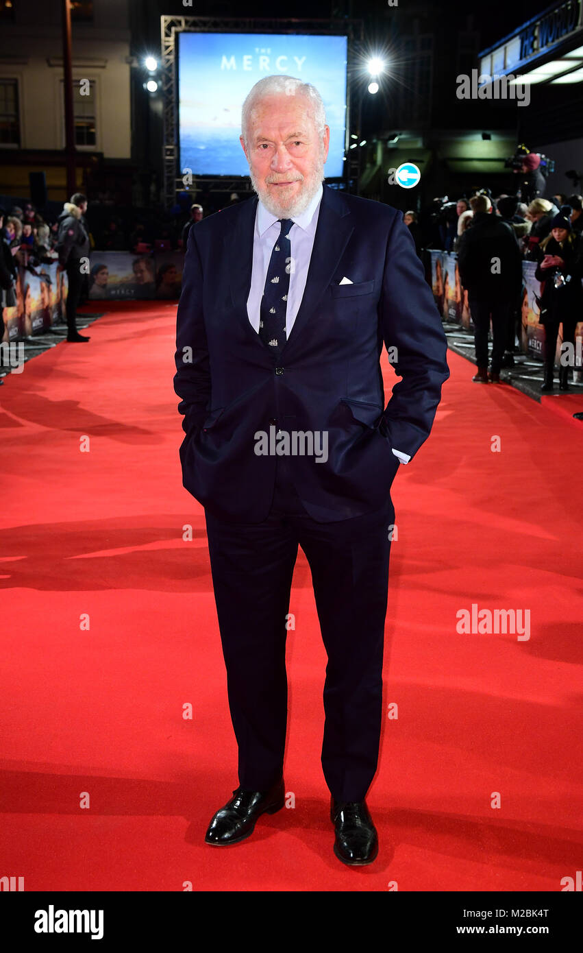 Il Sir Robin Knox-Johnston frequentando la misericordia premiere detenute presso il Curzon Mayfair, Londra. Foto Stock