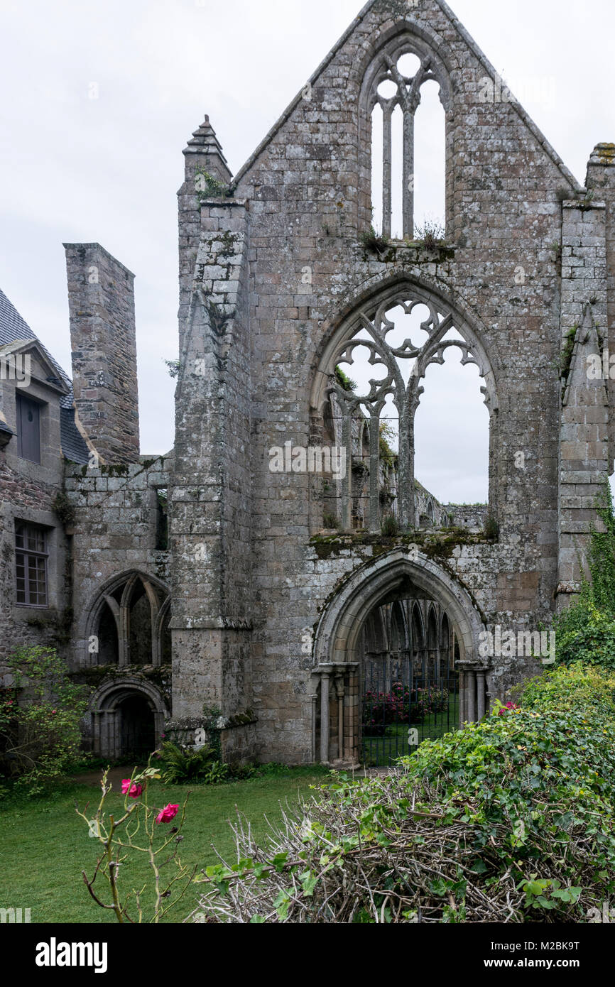 Eine Giebelfassade der Abbaye du Beauport a Paimpol, Bretagne, Frankreich Foto Stock