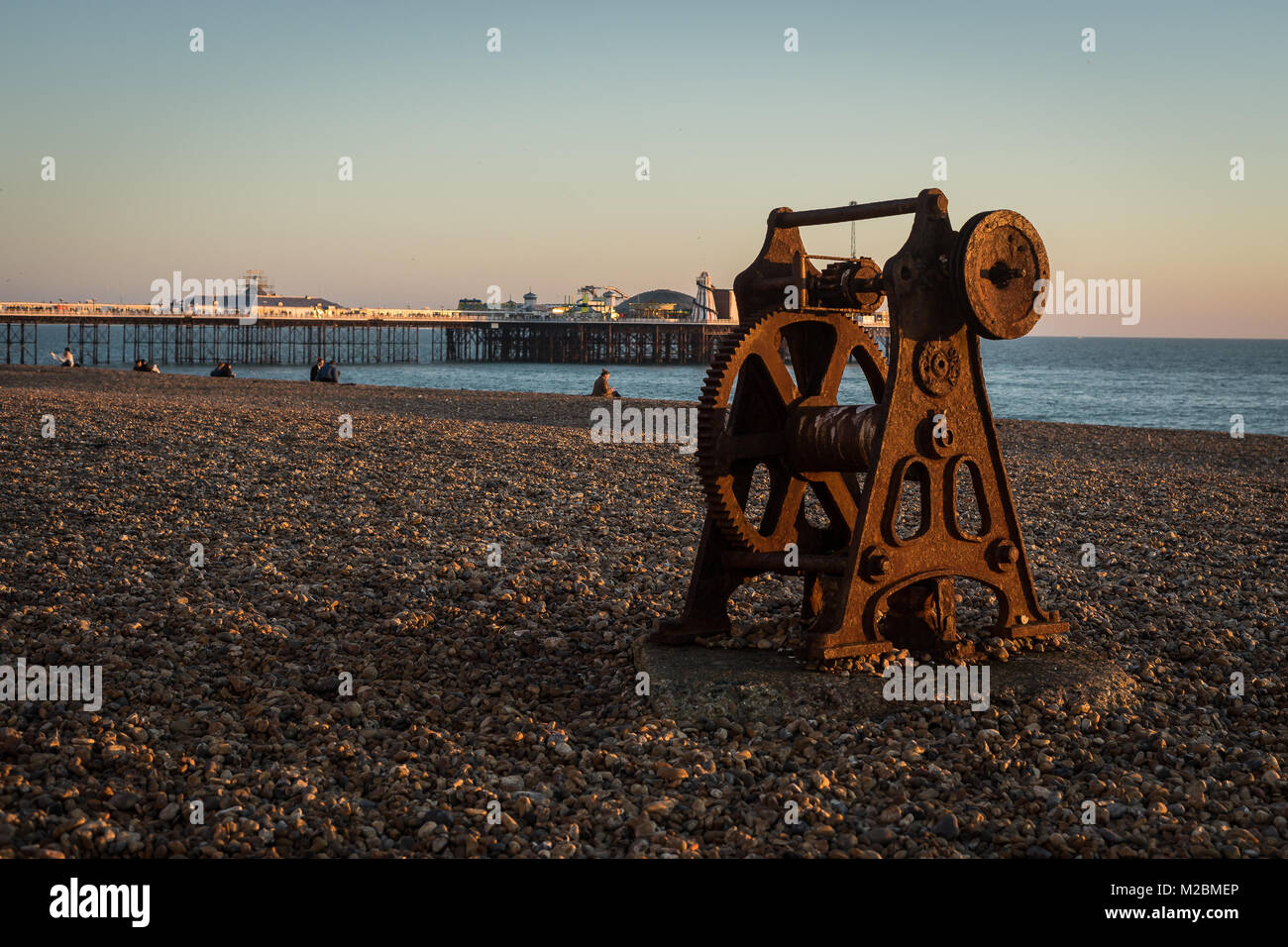Vecchia barca verricello sulla spiaggia di Brighton in inverno Foto Stock