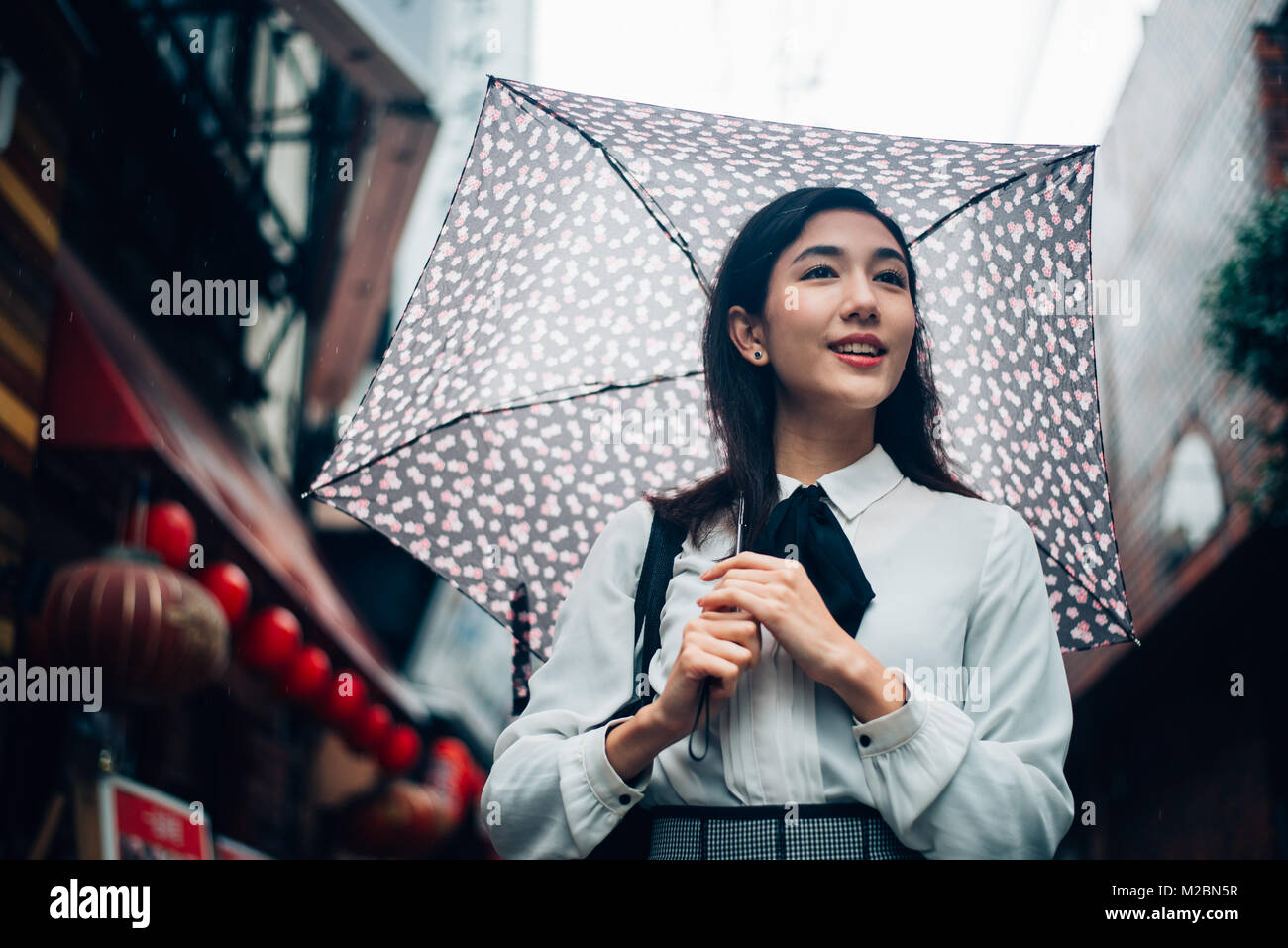 Bella ragazza giapponese a piedi in Tokyo. Concetto di adolescenti e scuola Foto Stock