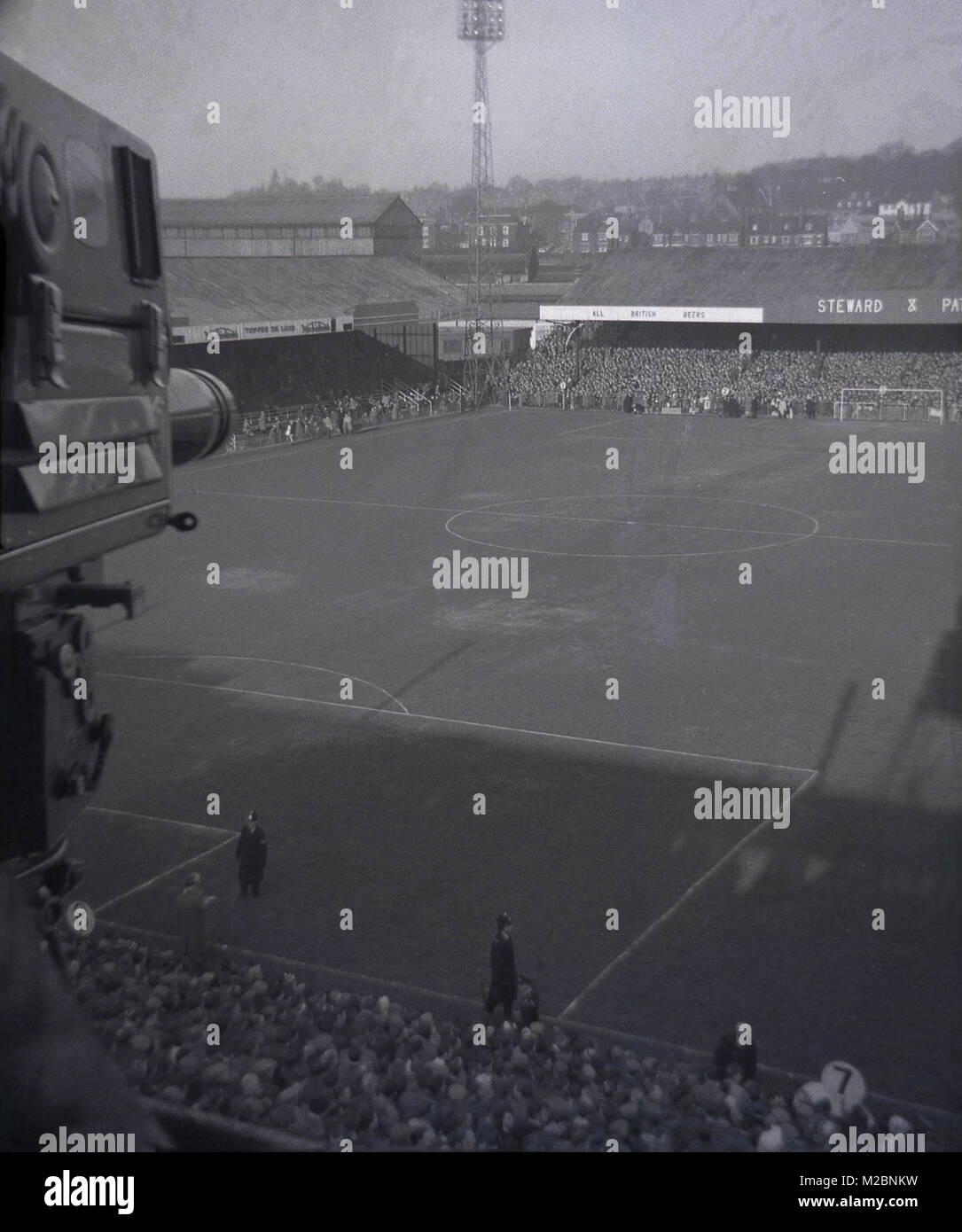 Anni sessanta, storico tettuccio di foto che mostra il campo di calcio e stand di Norwich FC in questo momento, presi dalla televisione gantry di fronte allo stadio e la zona circostante, Norwich, Inghilterra, Regno Unito. Foto Stock