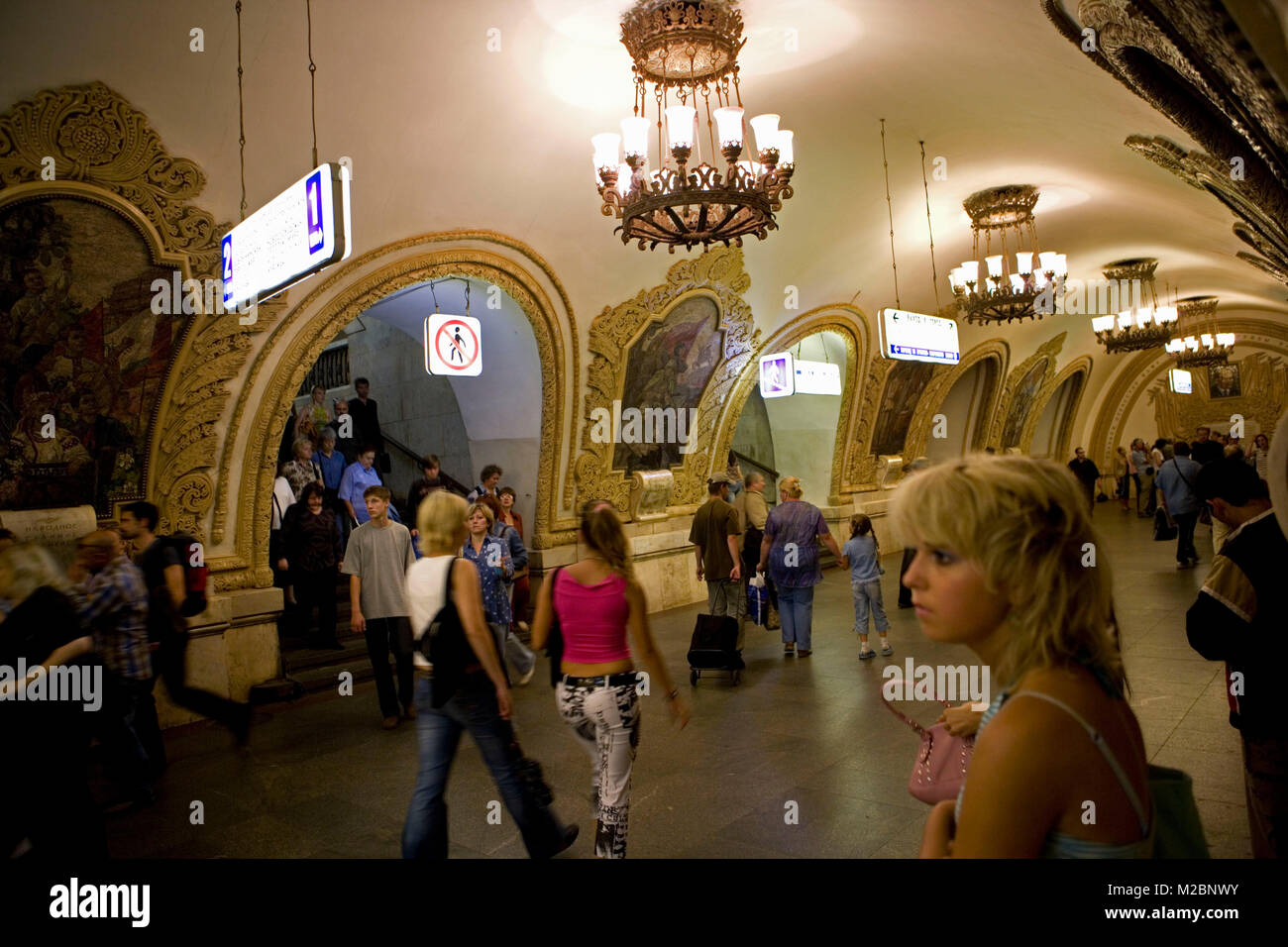 La Russia. Mosca. La stazione della metropolitana chiamato Kievskaya (aperto nel 1937). Realista socialista art. Interno. Foto Stock