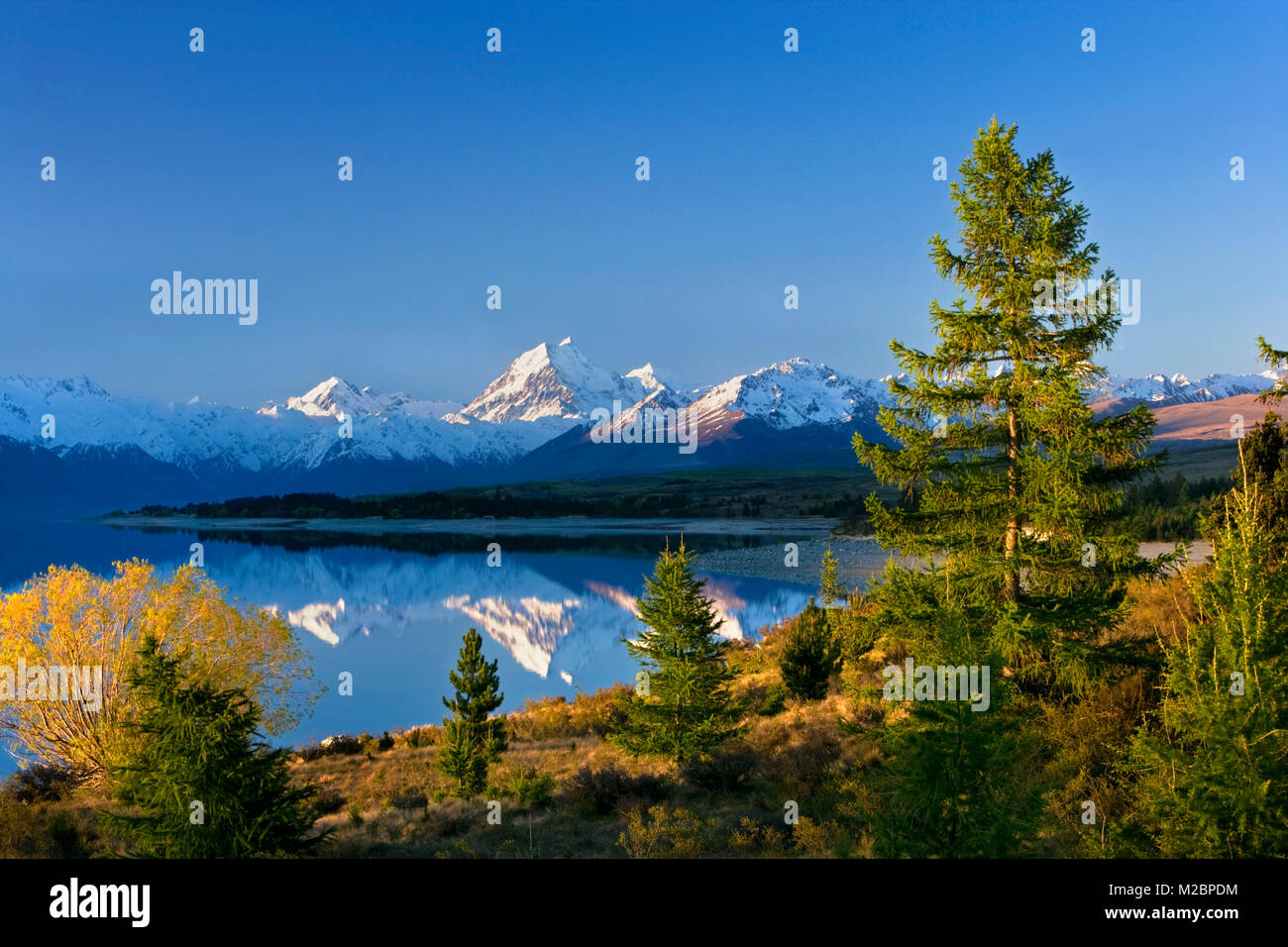 Nuova Zelanda, Isola del Sud, Lago Pukaki e sullo sfondo parco nazionale di Mount Cook. Unesco World Heritage Site. Foto Stock