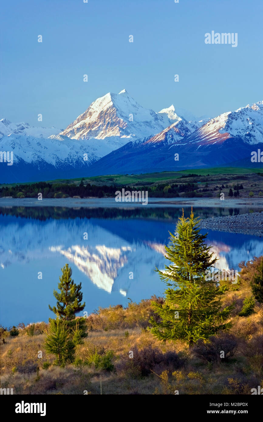Nuova Zelanda, Isola del Sud, Lago Pukaki e sullo sfondo parco nazionale di Mount Cook. Unesco World Heritage Site. Foto Stock