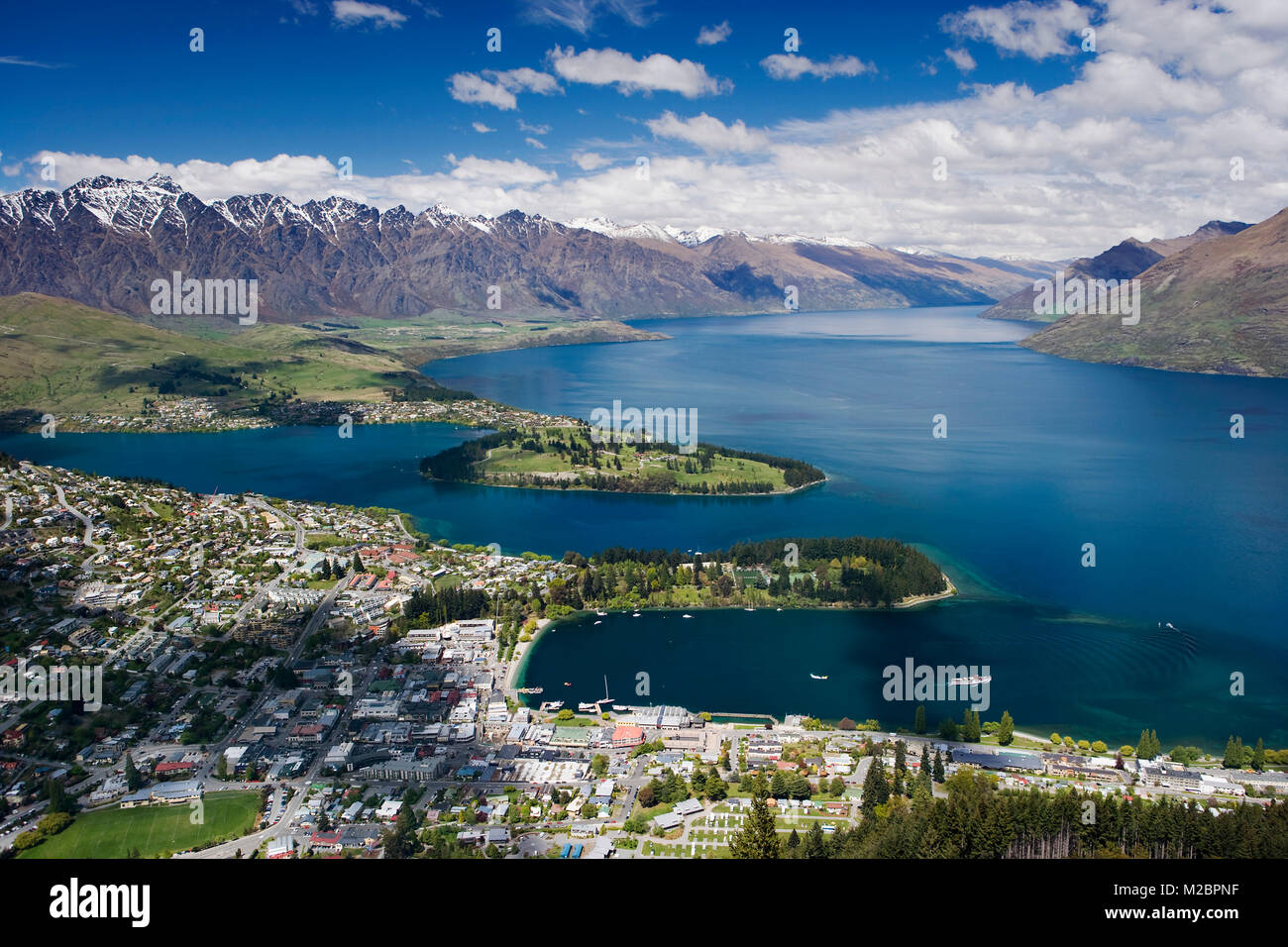 Nuova Zelanda, Isola del Sud, Queenstown. Vista aerea della città e del Lago Wakatipu. Foto Stock