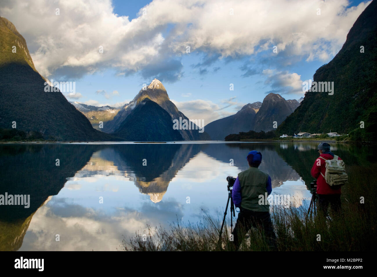 Nuova Zelanda, Isola del Sud, il Parco Nazionale di Fiordland, Milford Sound. Mitre Peak (1692 metri). Sunrise. I turisti di scattare la foto. Unesco patrimonio mondiale Foto Stock