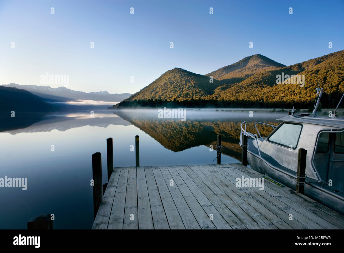Nuova Zelanda, Isola del Sud, Saint Arnaud, Nelson Lakes National Park, Lago Rotoroa. Sunrise. Foto Stock