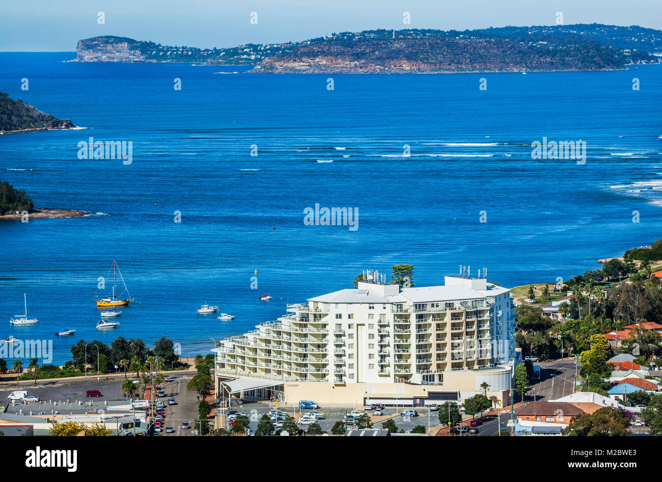 Australia, Nuovo Galles del Sud, Central Coast, vista la prominente Mantra Ettalong Beach resort e di Broken Bay Foto Stock