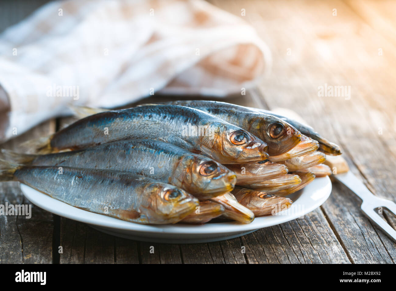 Materie di sardine pesce sulla piastra. Foto Stock