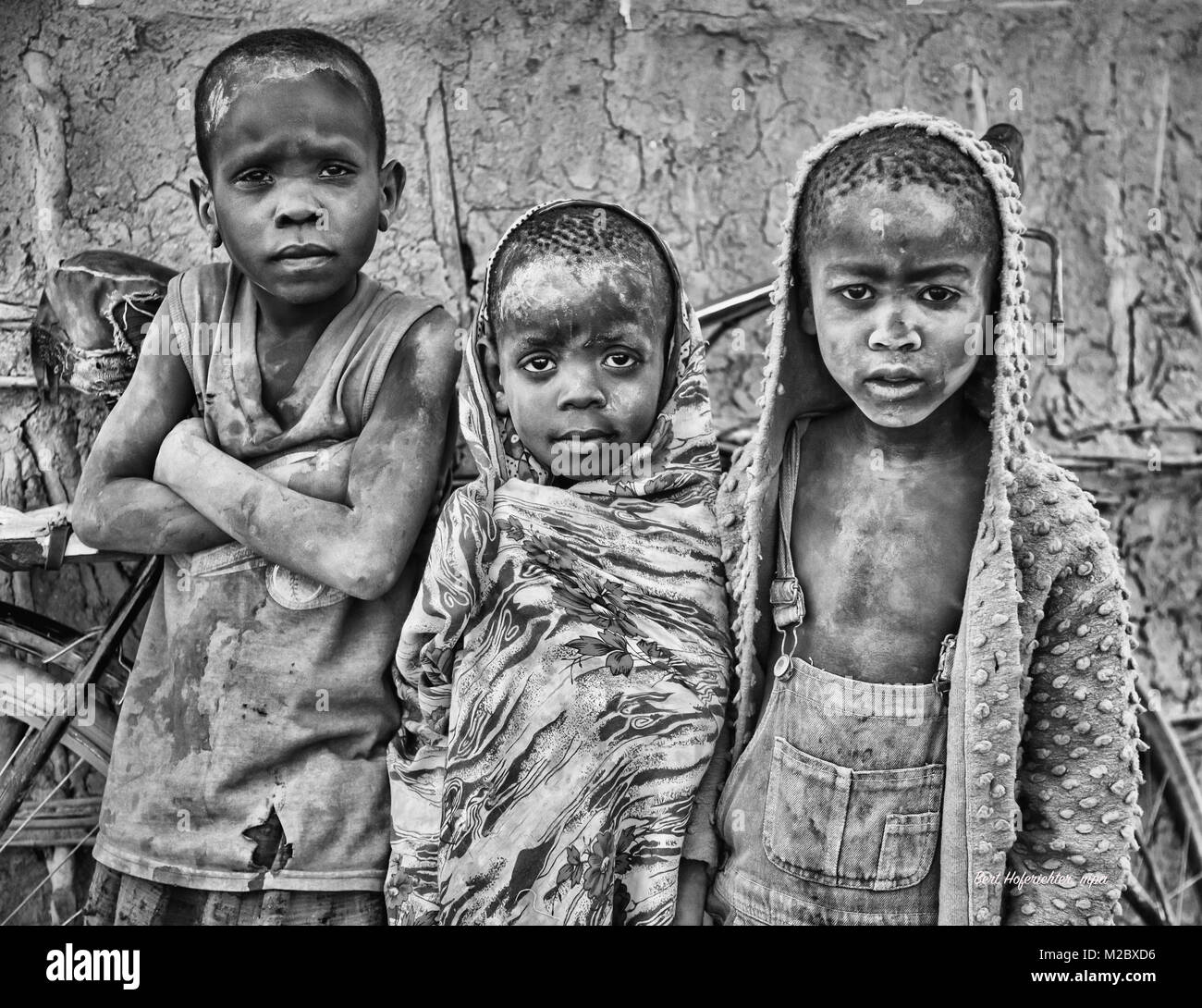 Tre bambini Maasai in bianco e nero in Tanzania, in Africa nella regione di Kilimanjaro Foto Stock