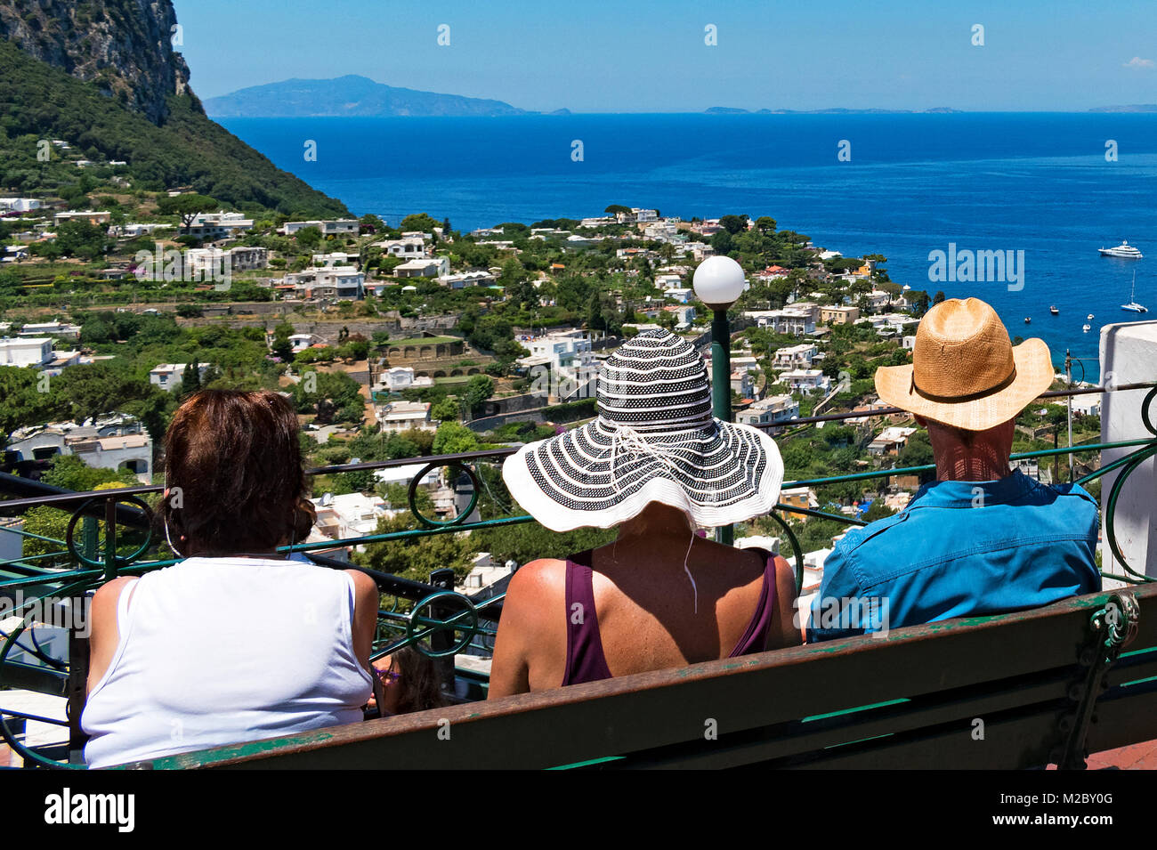 I visitatori si affaccia sulla baia di Napoli dall'isola di Capri, Italia, Foto Stock
